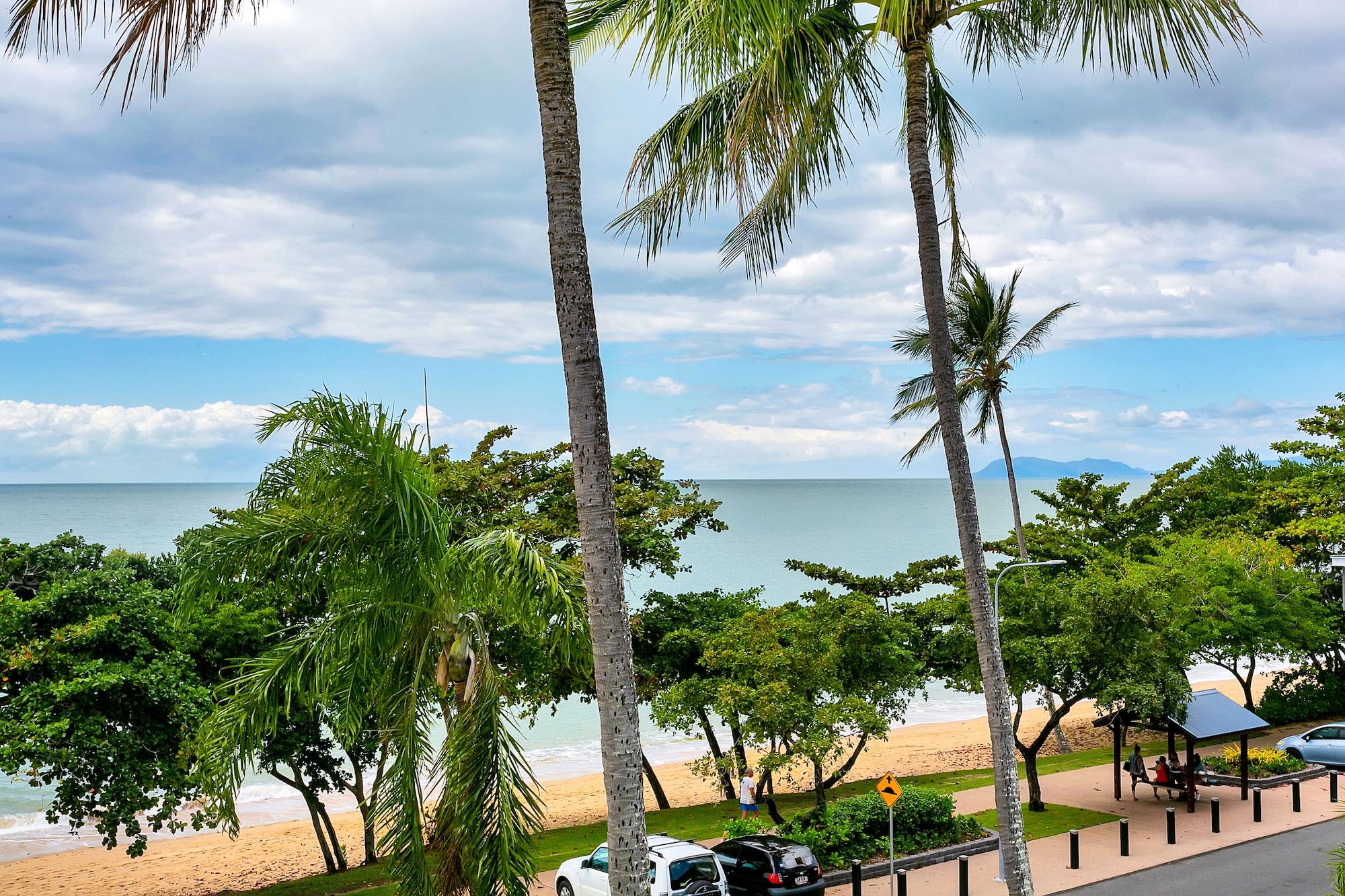 Roydon Beachfront Apartments Trinity Beach Exterior photo