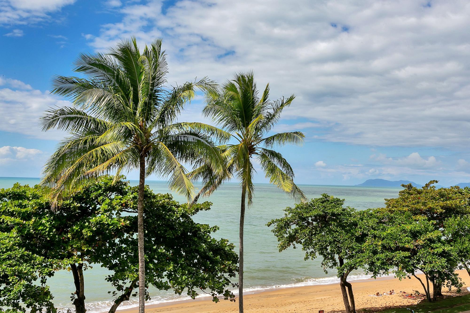 Roydon Beachfront Apartments Trinity Beach Exterior photo