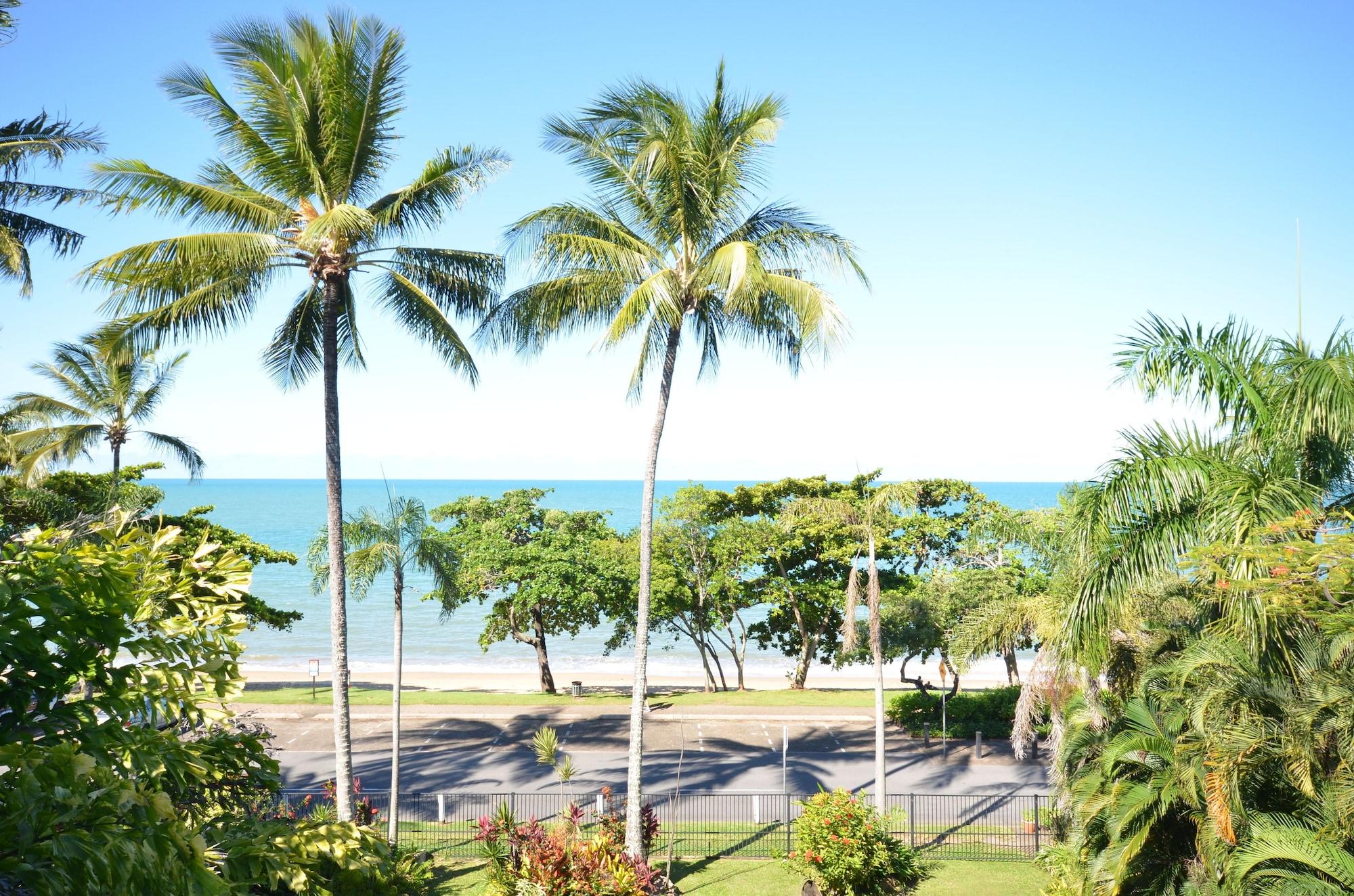 Roydon Beachfront Apartments Trinity Beach Exterior photo