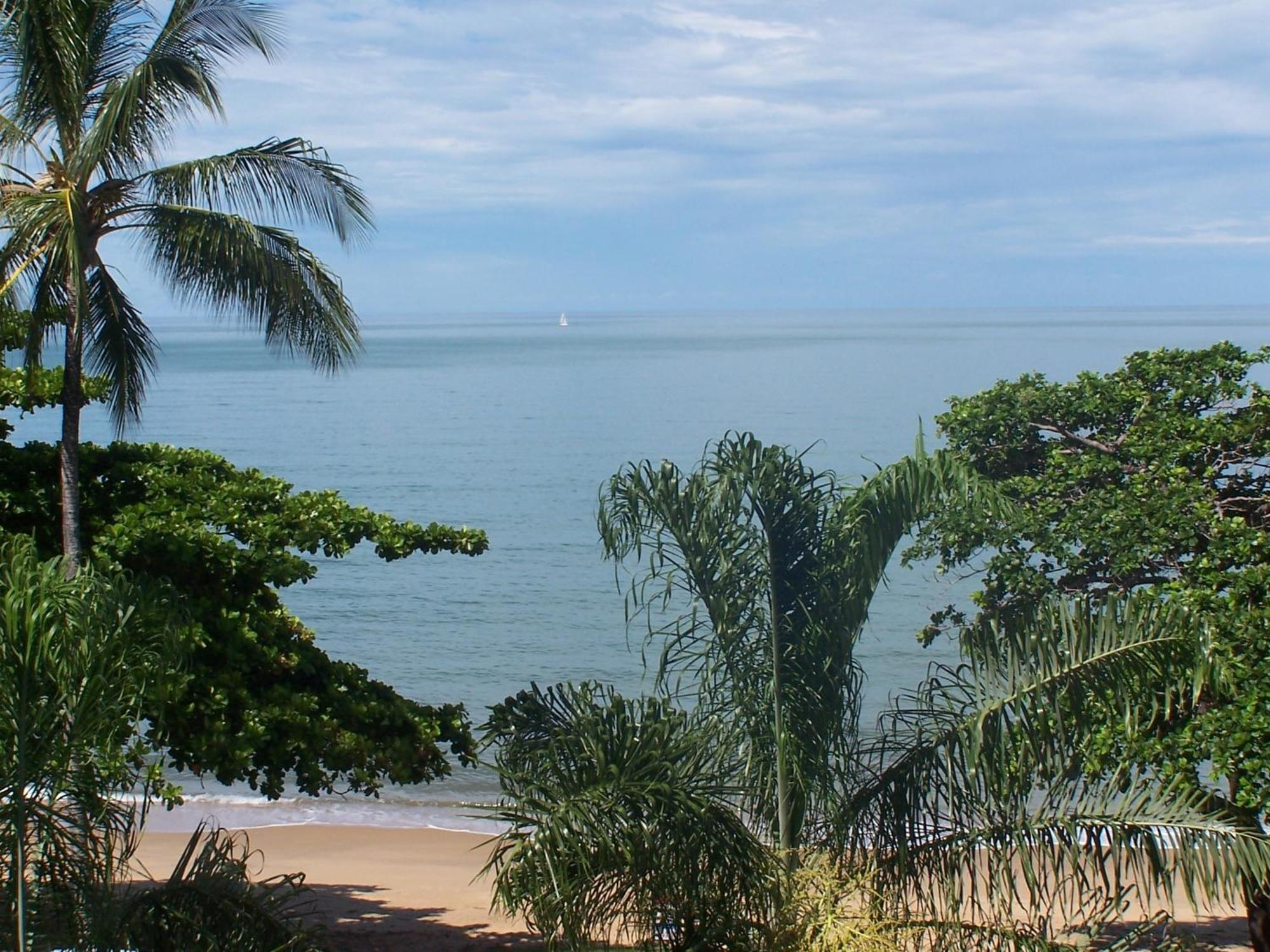 Roydon Beachfront Apartments Trinity Beach Exterior photo