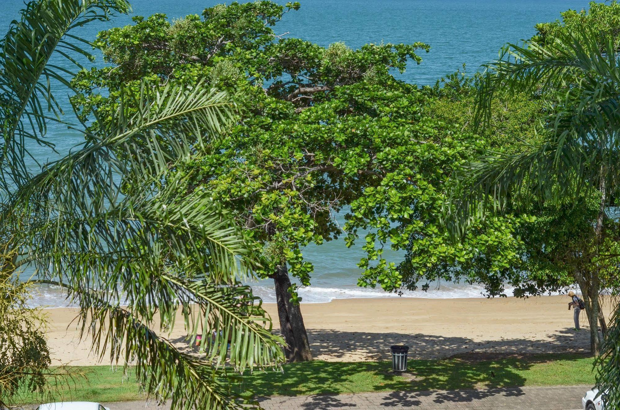 Roydon Beachfront Apartments Trinity Beach Exterior photo