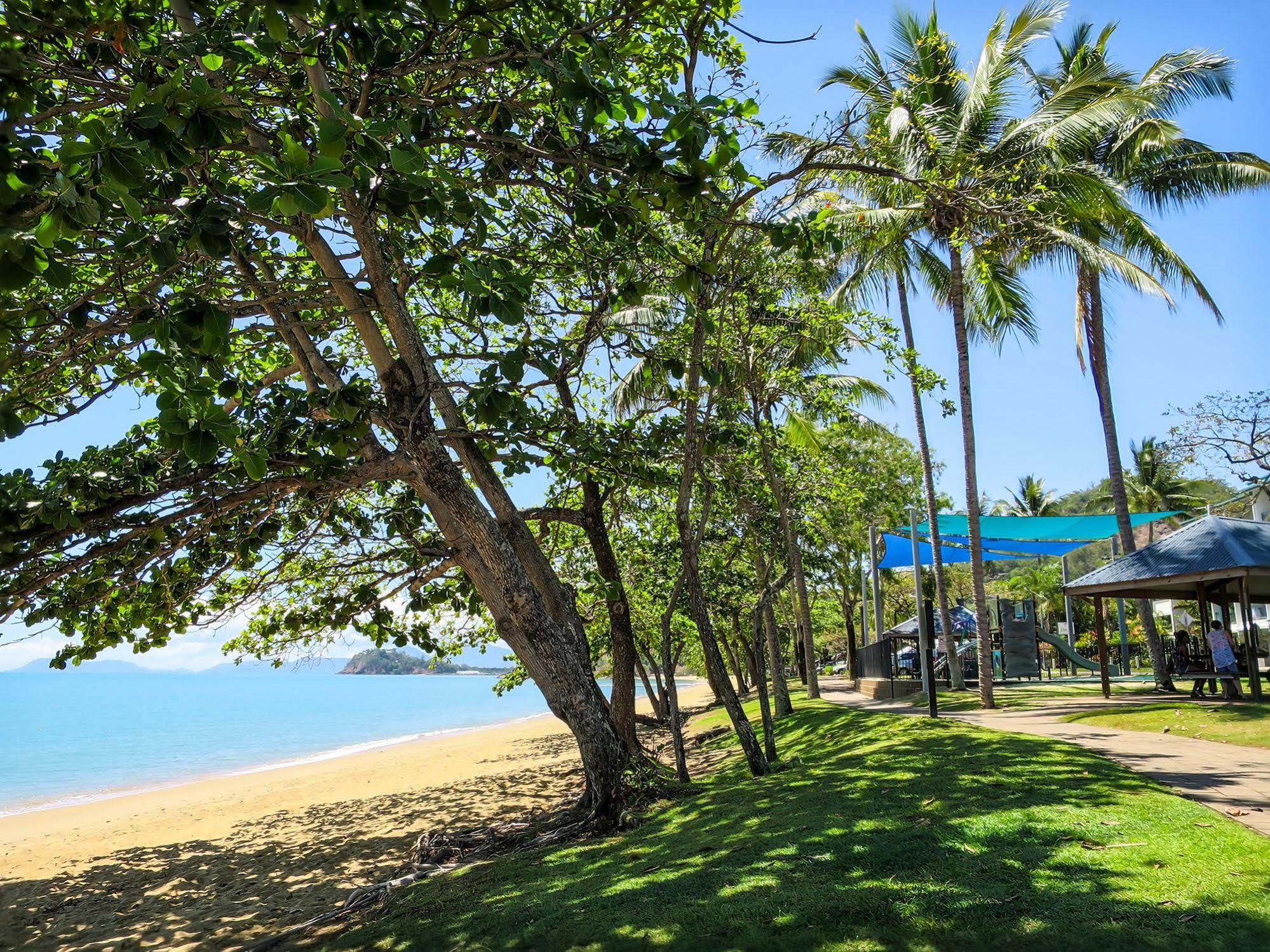 Roydon Beachfront Apartments Trinity Beach Exterior photo