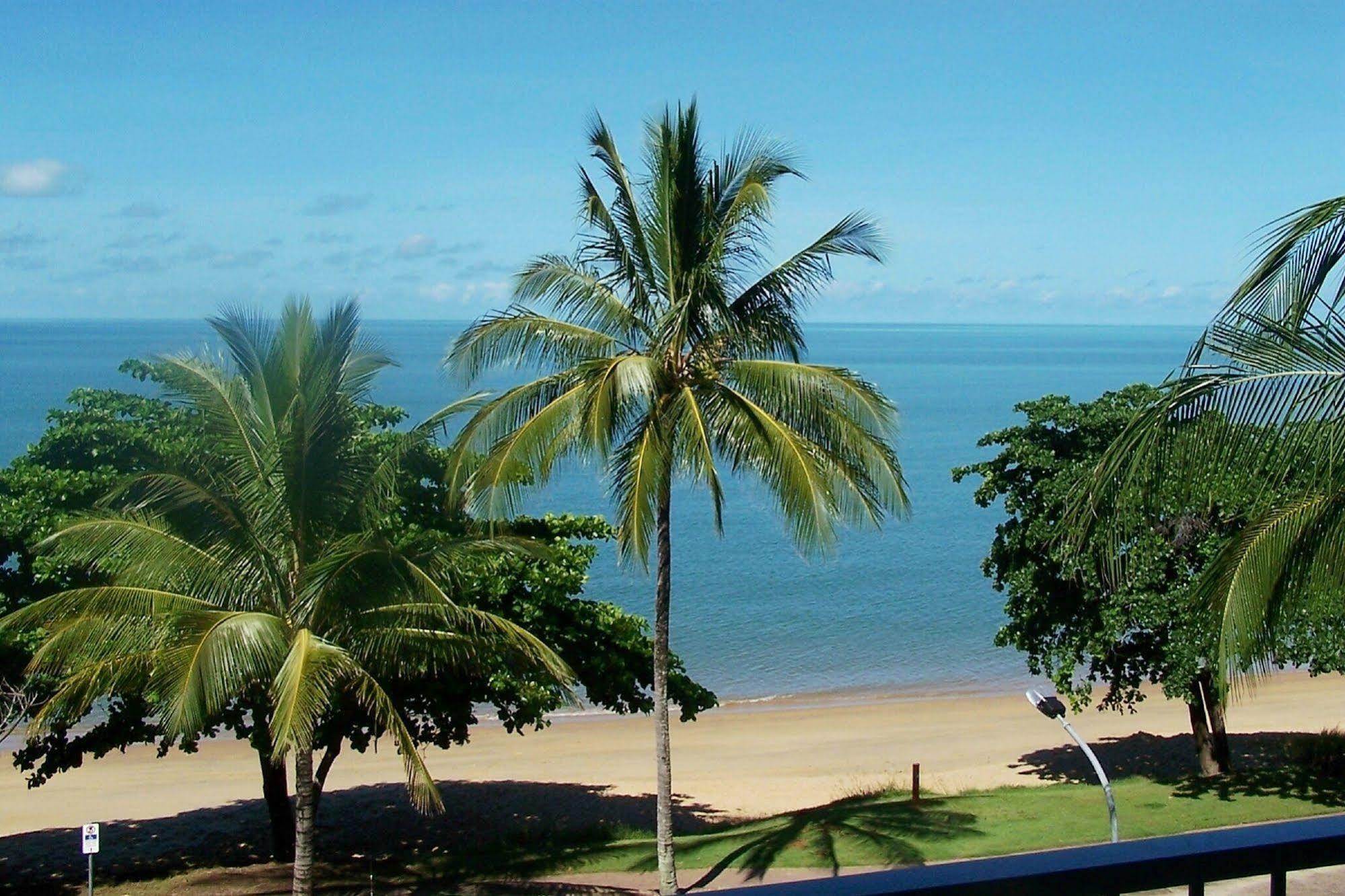 Roydon Beachfront Apartments Trinity Beach Exterior photo