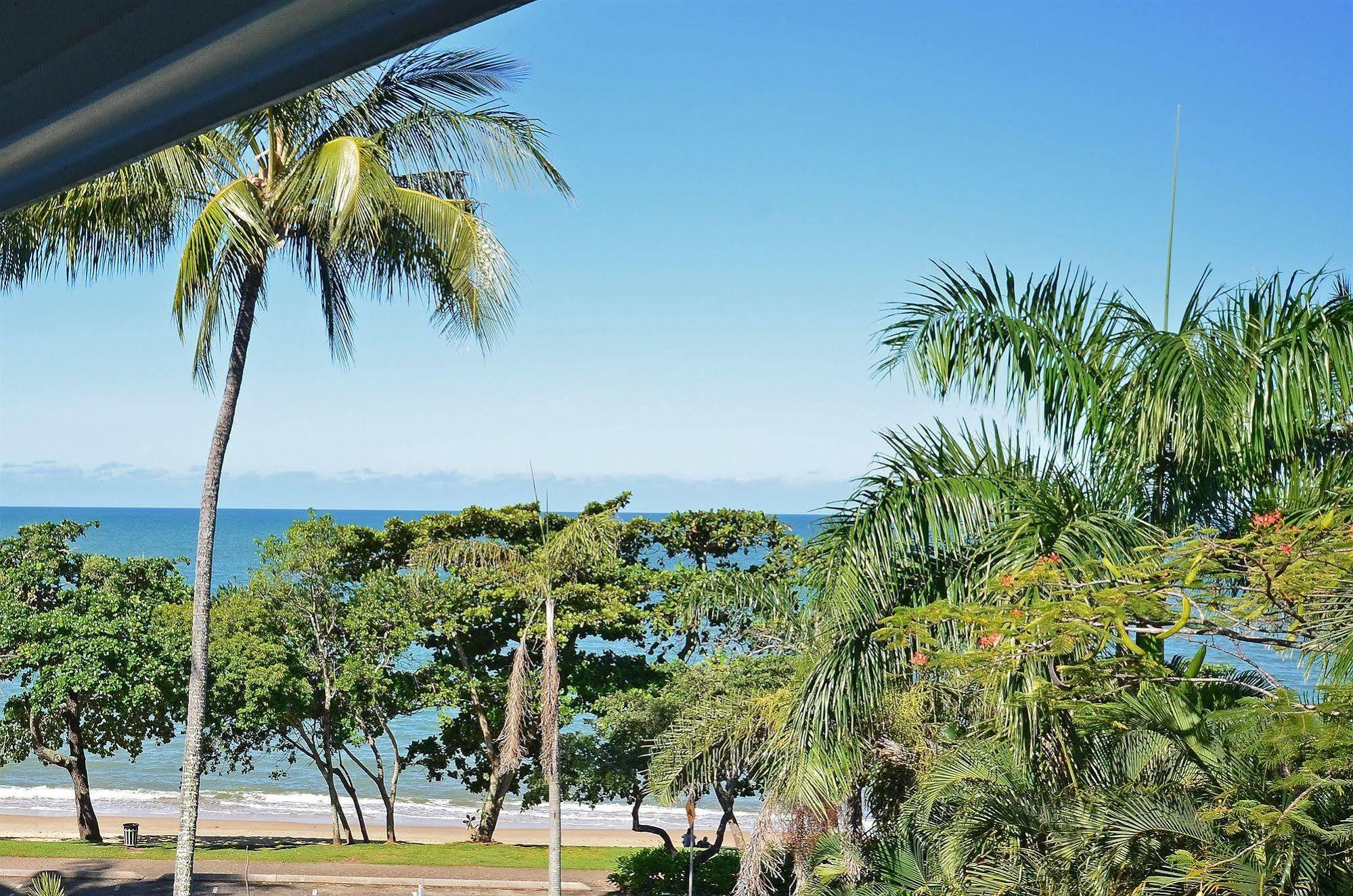 Roydon Beachfront Apartments Trinity Beach Exterior photo