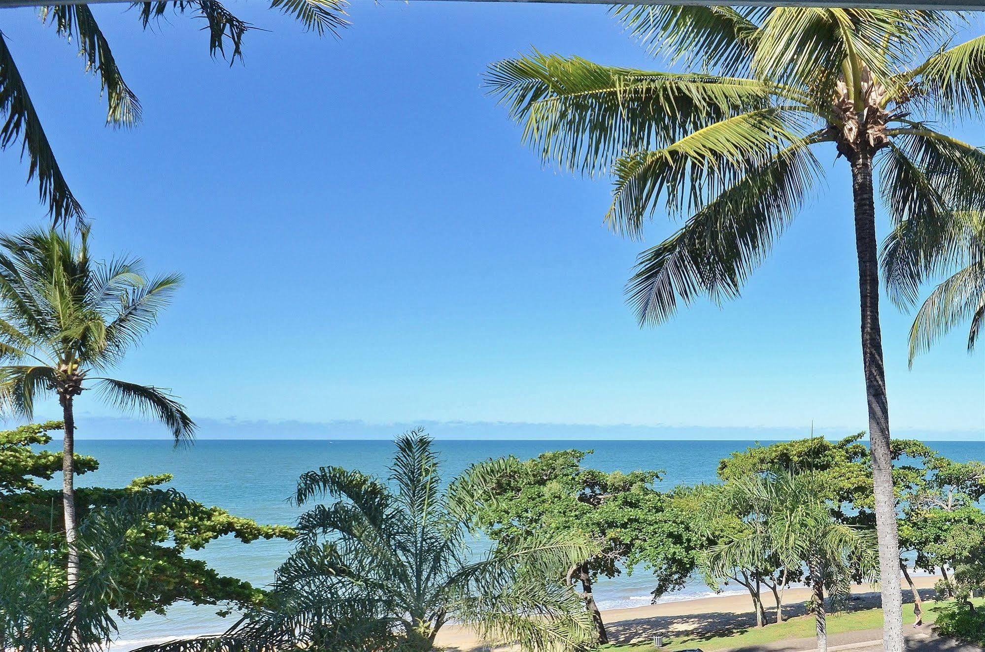 Roydon Beachfront Apartments Trinity Beach Exterior photo