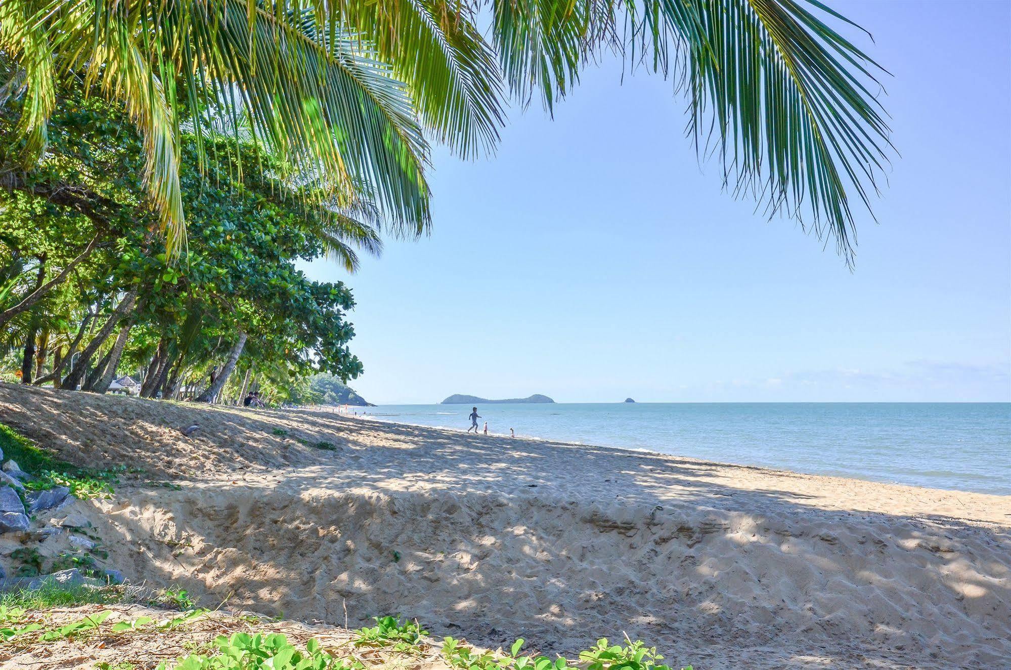 Roydon Beachfront Apartments Trinity Beach Exterior photo