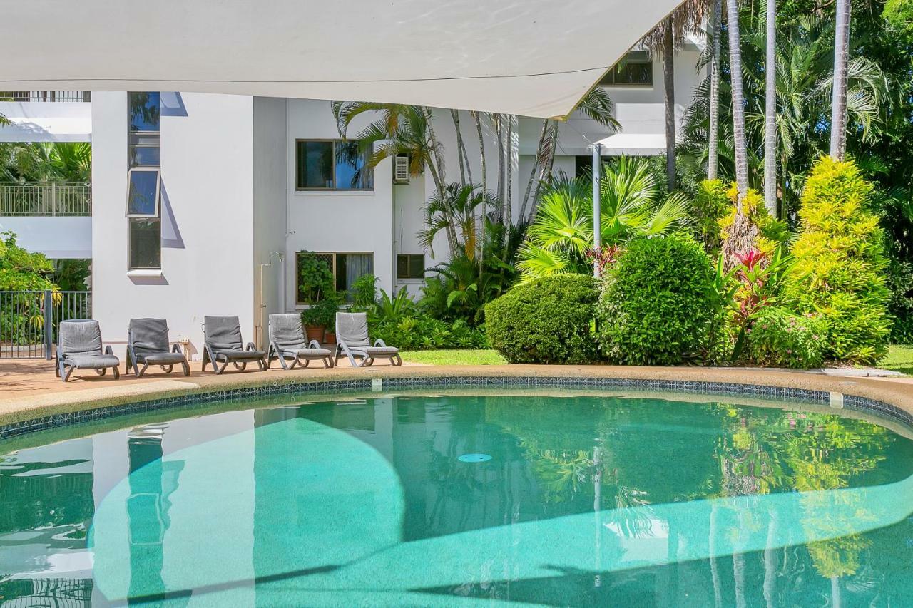 Roydon Beachfront Apartments Trinity Beach Exterior photo